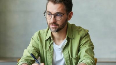 Una persona pensando qué escribir